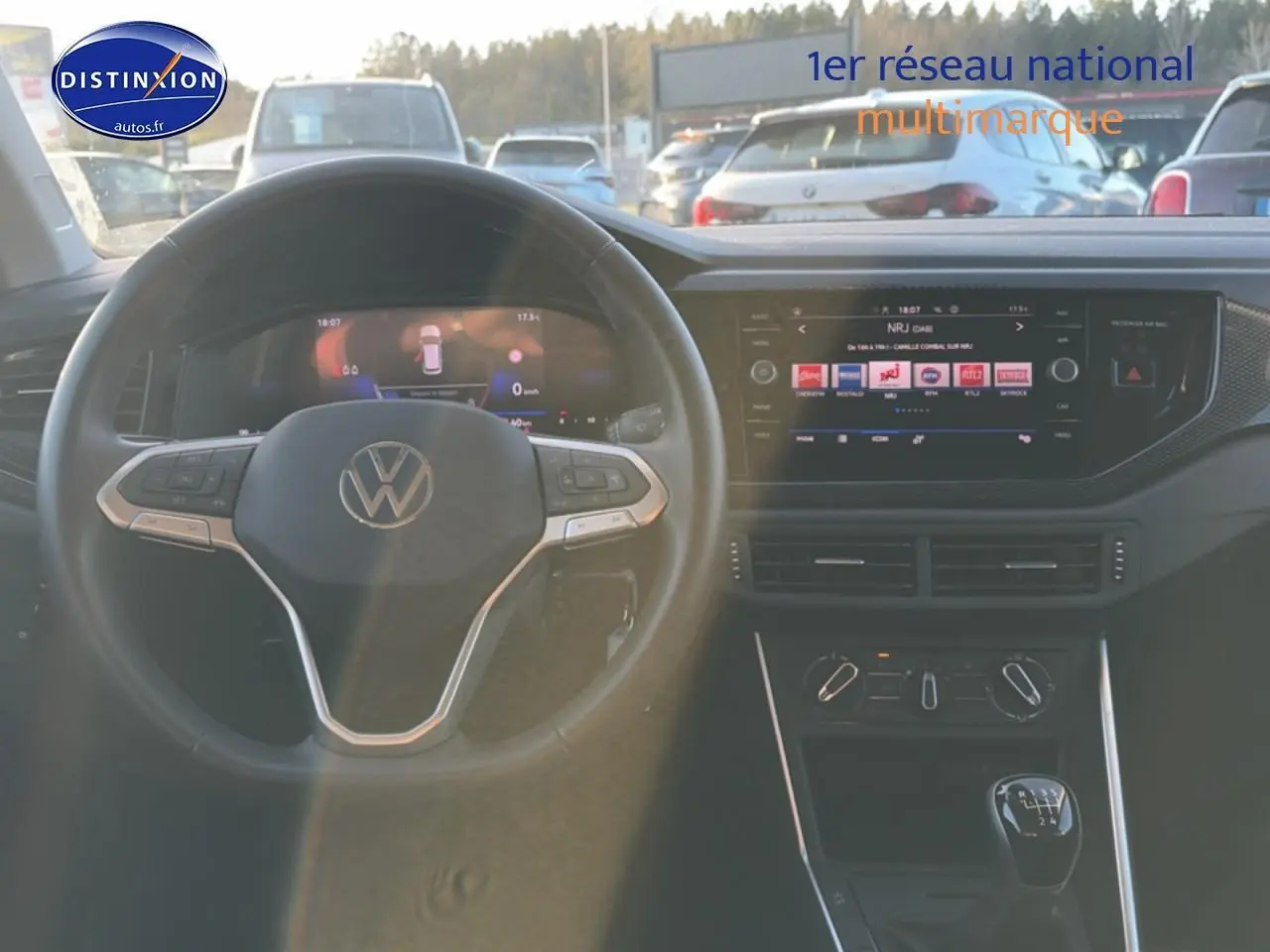 Vue intérieure de face du volant cuir multifonction et tableau de bord avec écran tactile de la Volkswagen Polo gris 2025.
