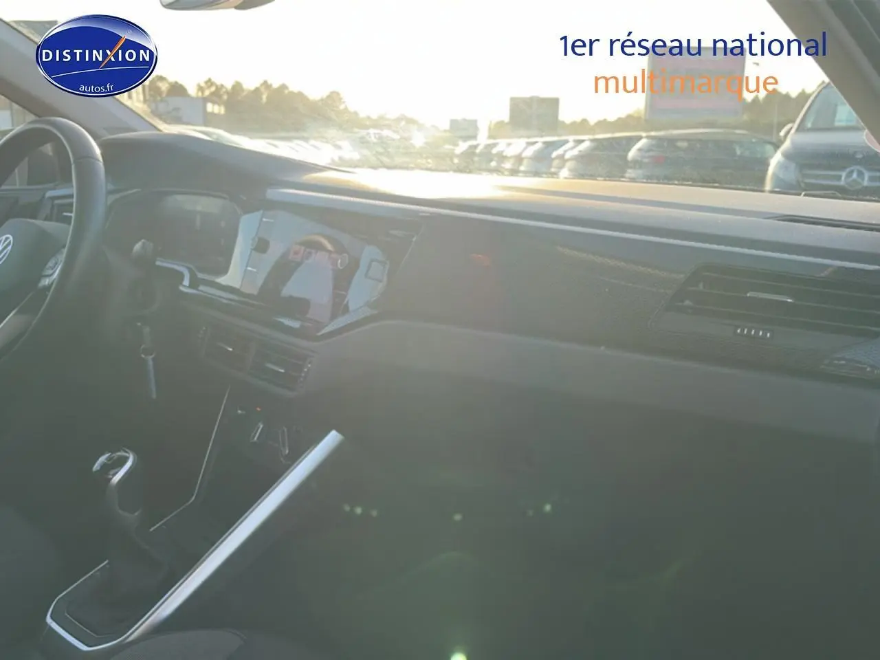 Vue intérieure avant droite du tableau de bord et volant cuir multifonction de la Volkswagen Polo gris 2025.