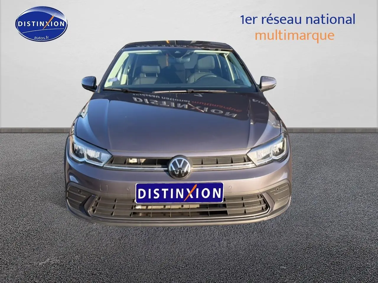 Vue avant d'une Volkswagen Polo gris métallisé 2025 avec calandre et phares LED distinctifs, sur fond neutre.