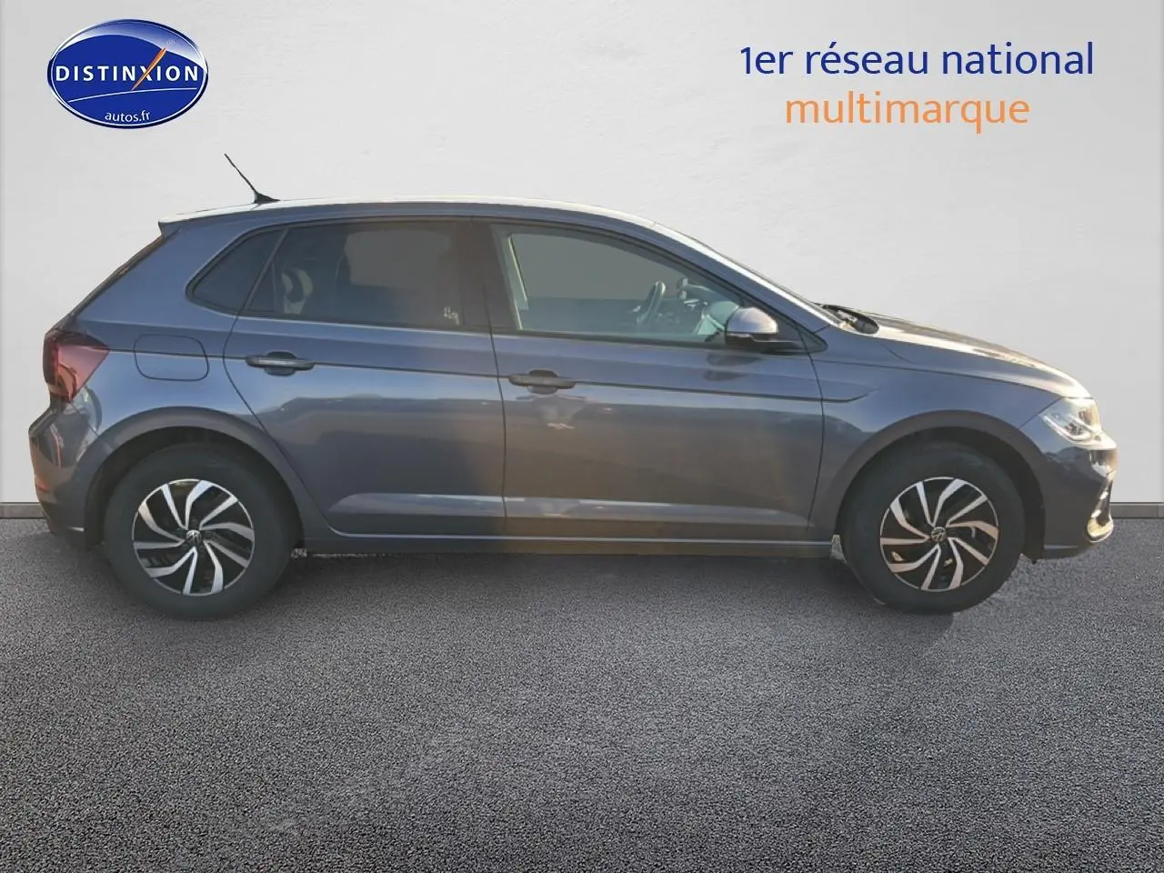 Profil côté gauche d'une Volkswagen Polo gris 2025 avec jantes alu et poignées ton carrosserie.