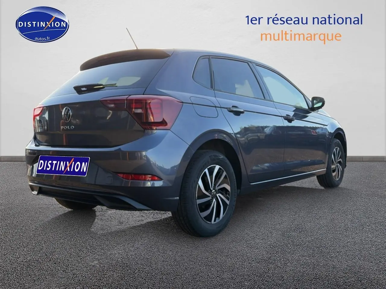 Volkswagen Polo gris 3/4 arrière droit, jantes alu et feux arrière LED visibles sur fond neutre.