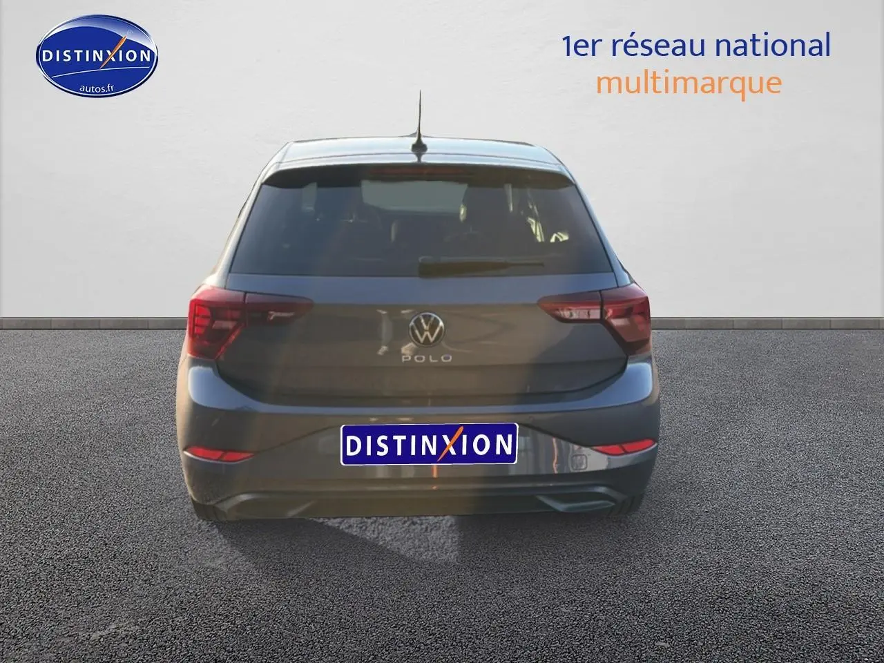 Vue arrière d'une Volkswagen Polo gris 2025 avec feux LED et logo VW bien visibles sur fond neutre.