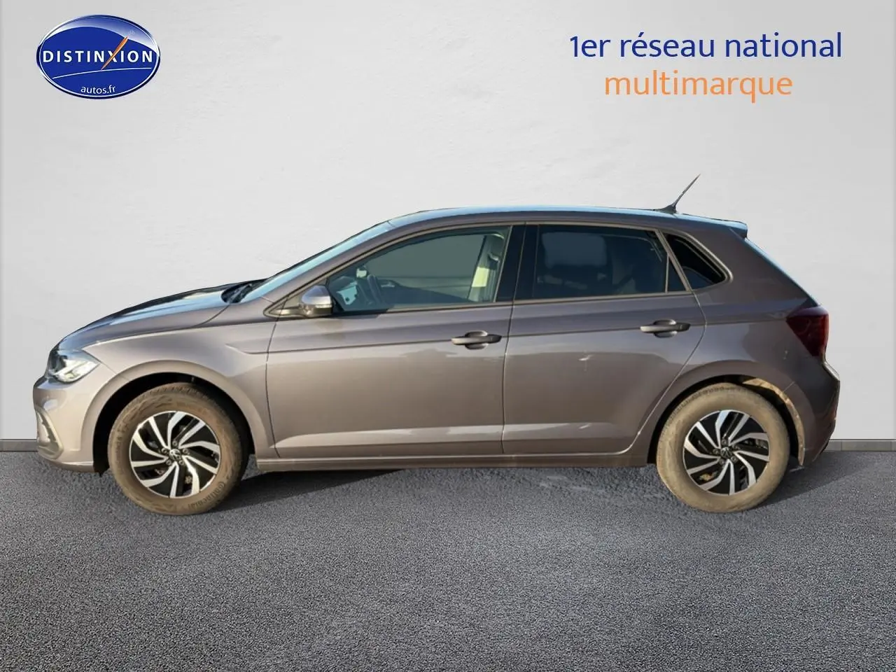 Vue de profil côté gauche d'une Volkswagen Polo gris métallisé avec jantes alliage et vitres teintées.