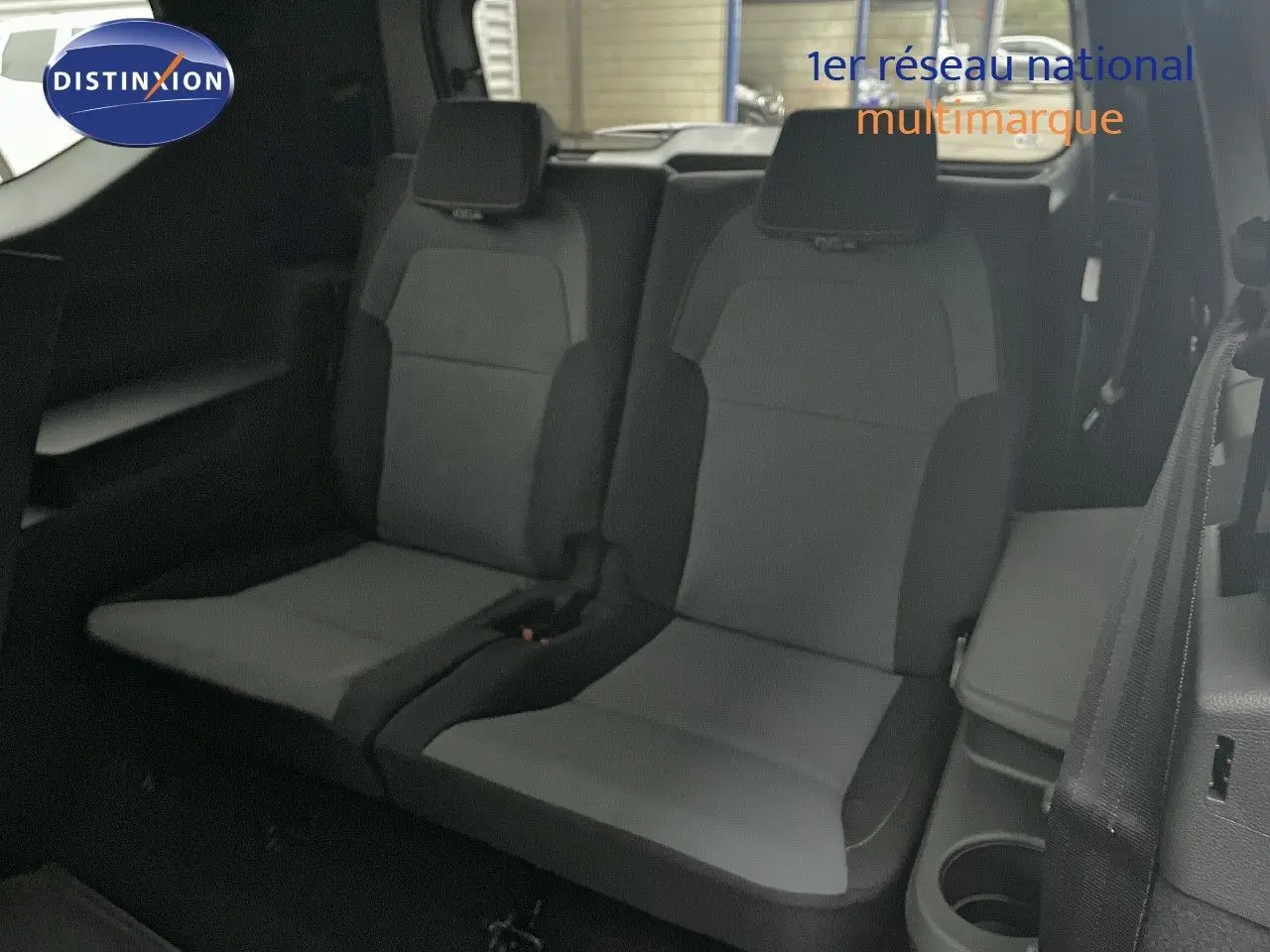 Vue intérieure sur les sièges arrière en tissu gris foncé du Dacia Jogger 2026, version 7 places, sans présence extérieure visible.