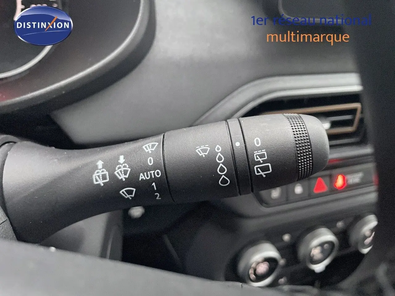 Gros plan sur la commande d’essuie-glace à gauche du volant dans l’habitacle gris noir du Dacia Jogger 2026.