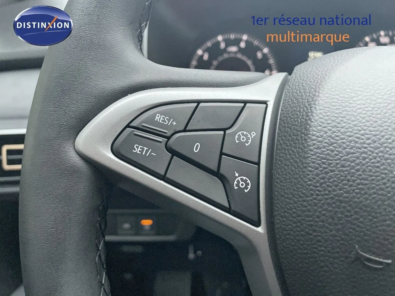 Gros plan sur les commandes de régulateur de vitesse au volant cuir d’une Dacia Jogger gris schiste métal.