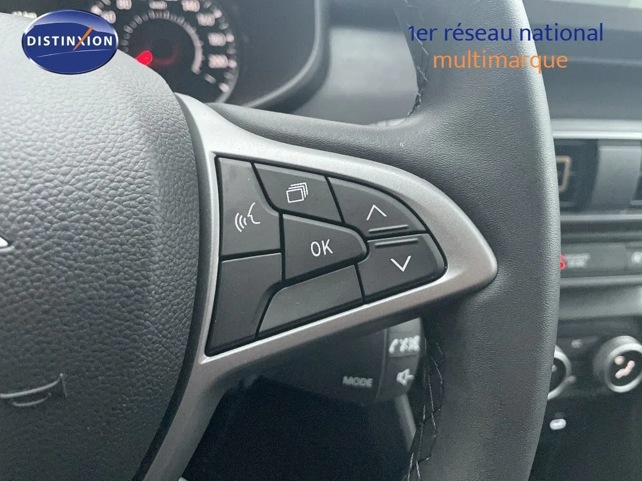 Gros plan sur le volant multifonction noir du Dacia Jogger 2026, avec commandes audio et navigation intégrées.