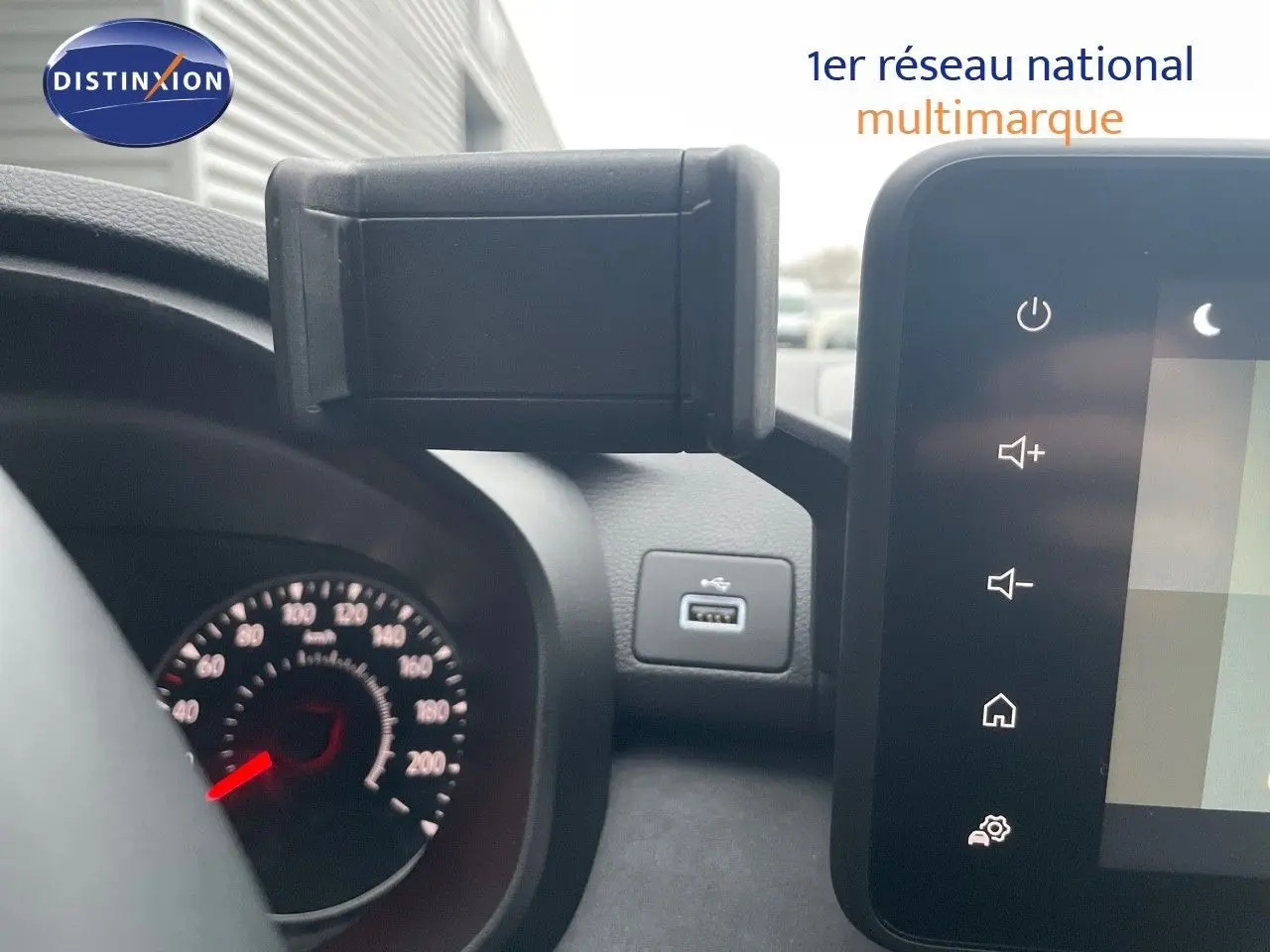 Vue rapprochée du tableau de bord du Dacia Jogger 2026, affichage numérique et port USB visible.