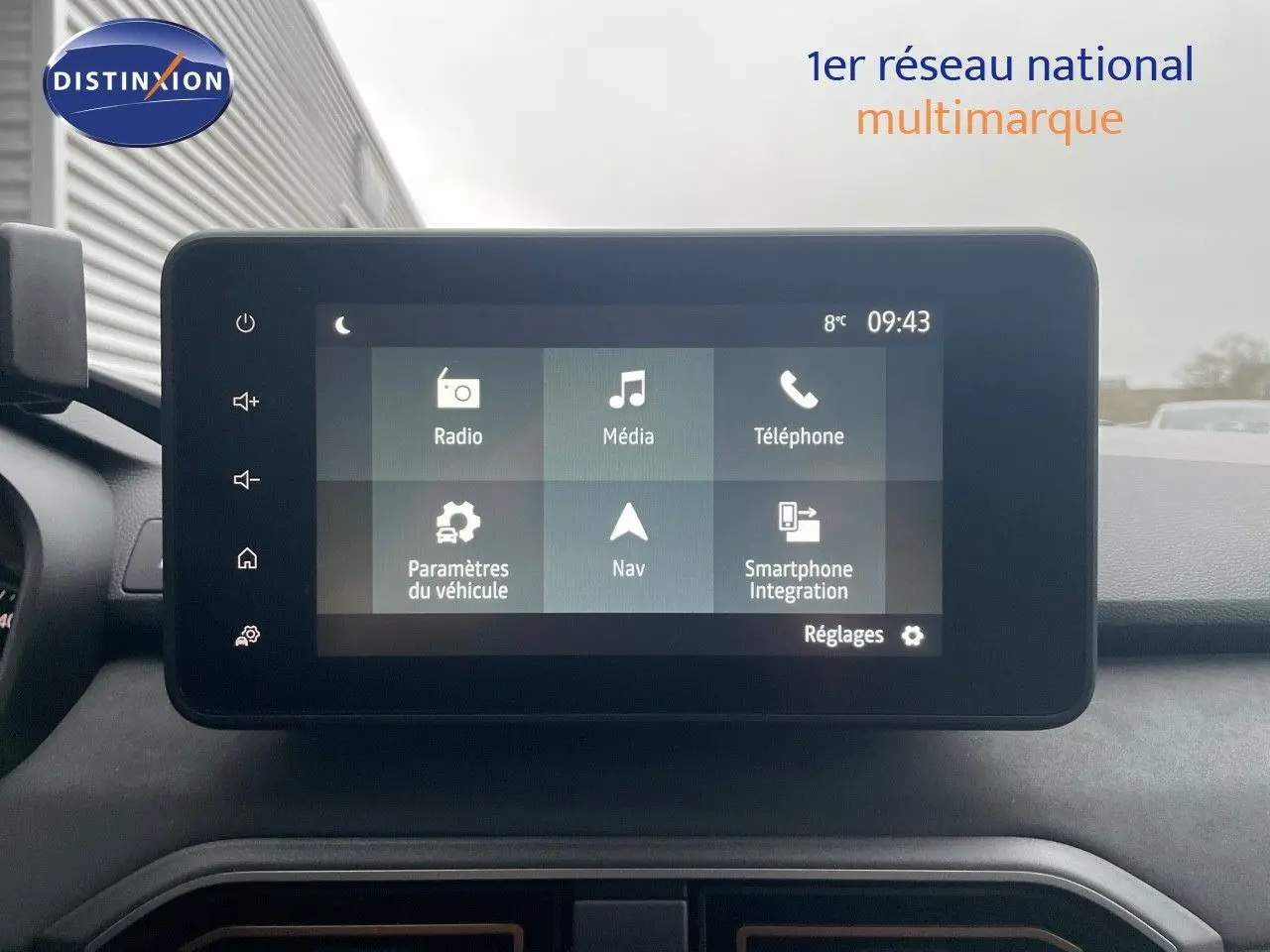 Vue intérieure centrée sur l'écran tactile multimédia du Dacia Jogger gris schiste, affichant les options radio, média et navigation.