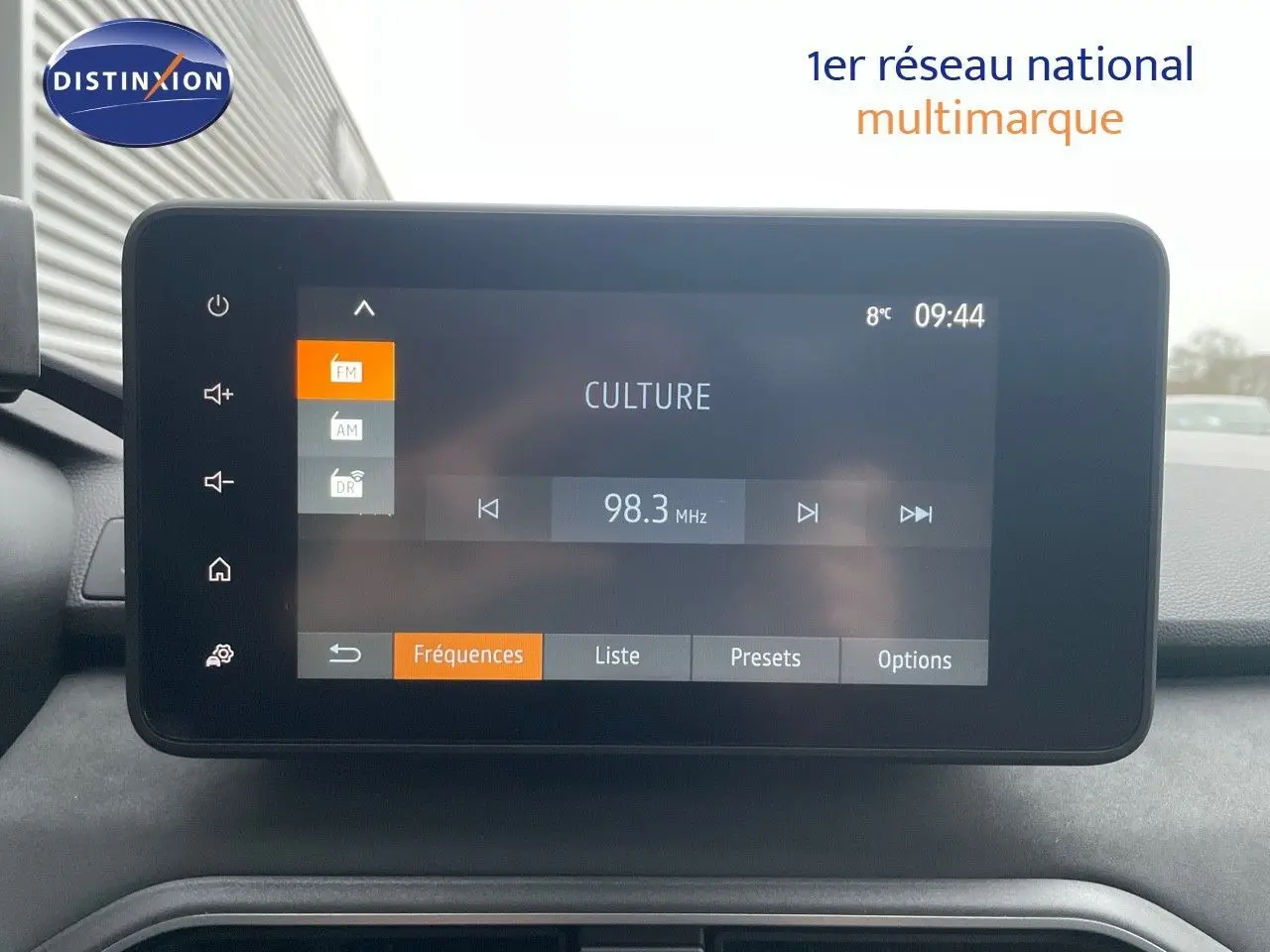 Écran tactile central affichant la radio FM à 98,3 MHz dans un Dacia Jogger 2026, intérieur noir.