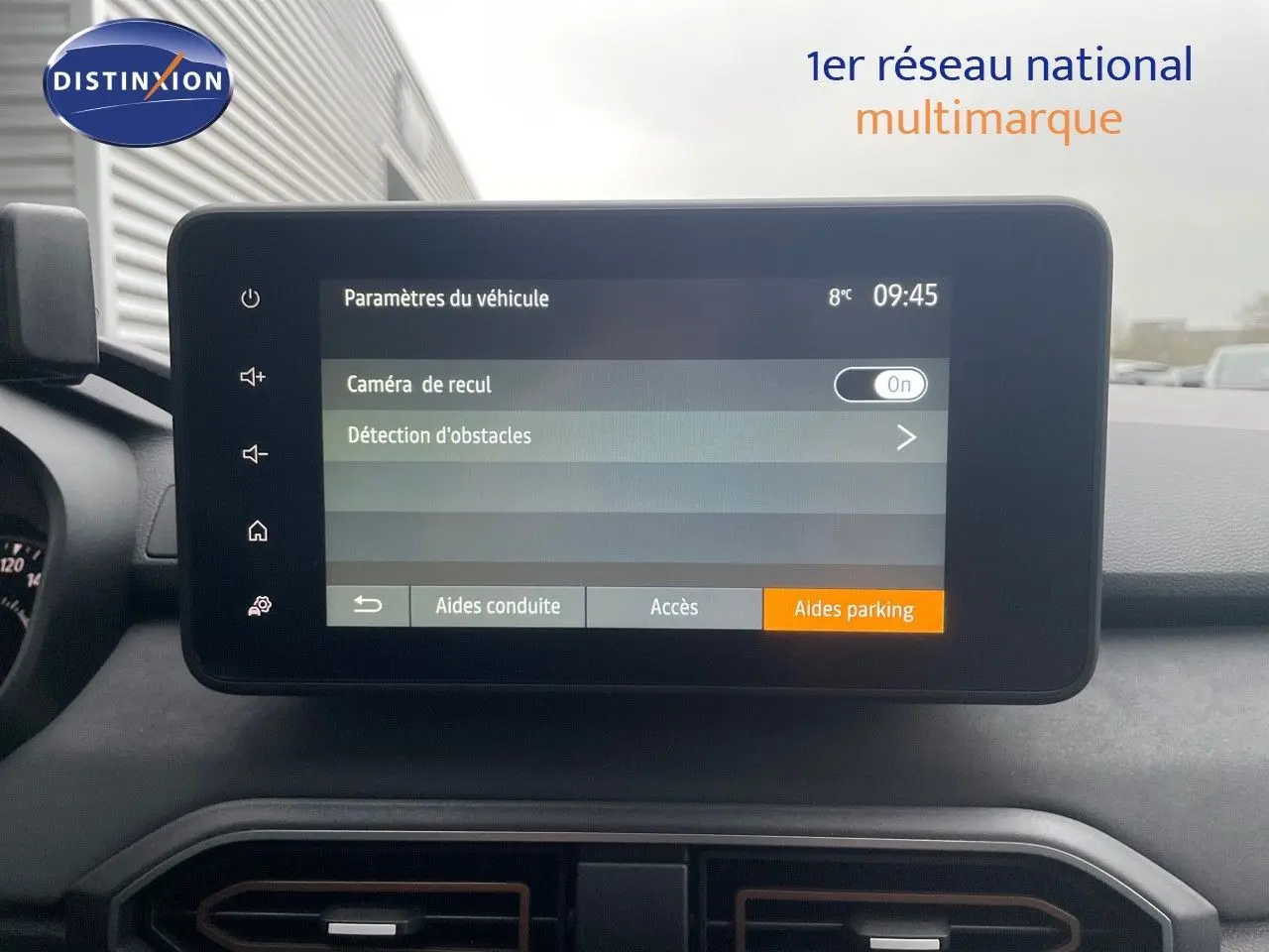 Écran tactile central du tableau de bord du Dacia Jogger 2026 affichant les paramètres d’aide au stationnement.