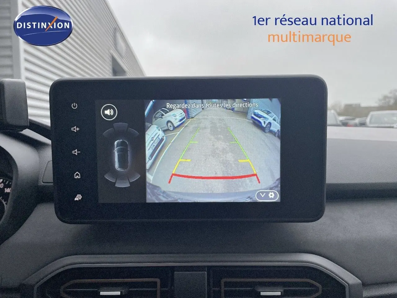 Écran central affichant la caméra de recul d’un Dacia Jogger gris schiste, vue intérieure sur le tableau de bord.