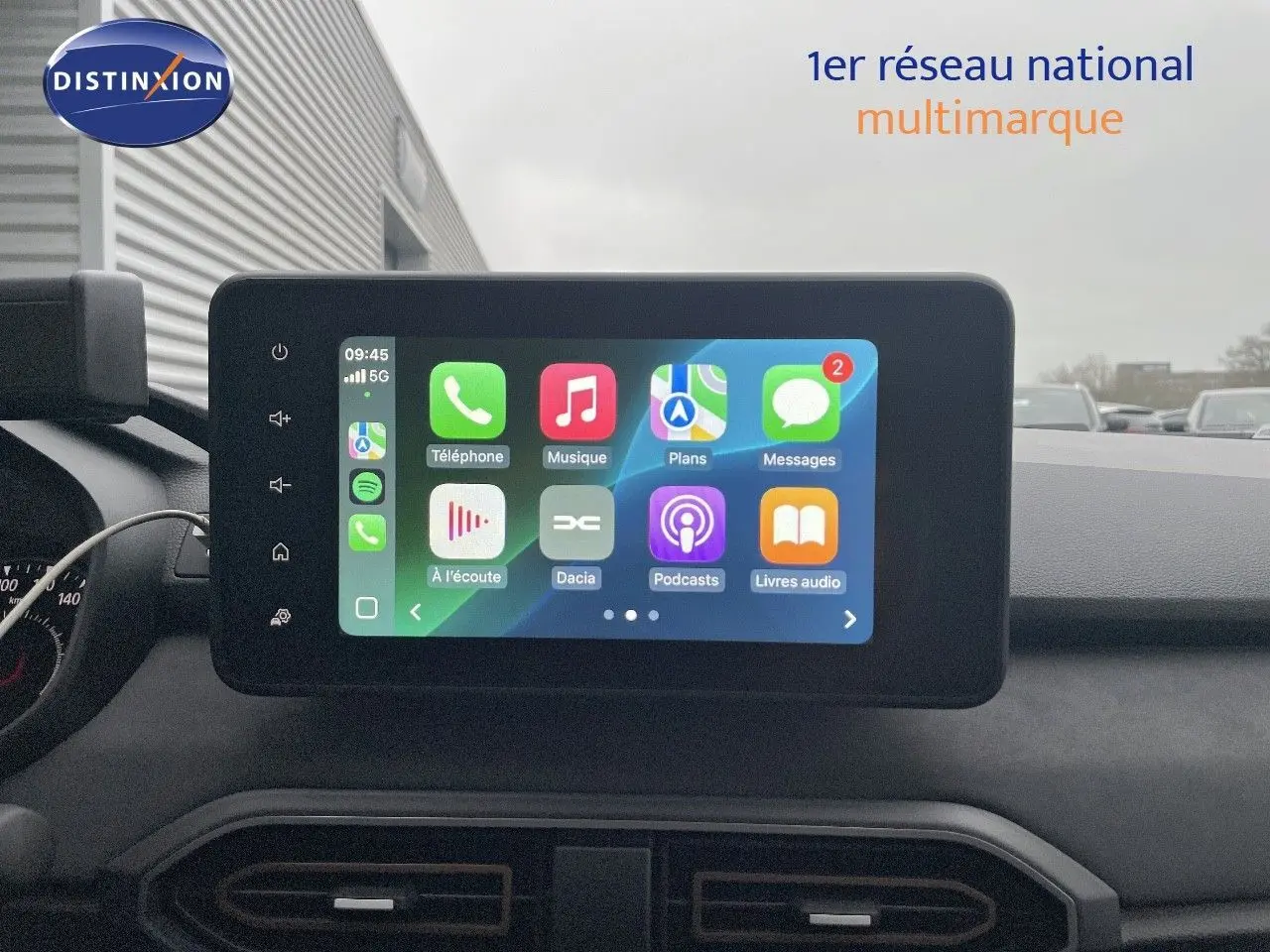 Vue avant intérieure du tableau de bord du Dacia Jogger 2026 avec écran tactile affichant des applications connectées.