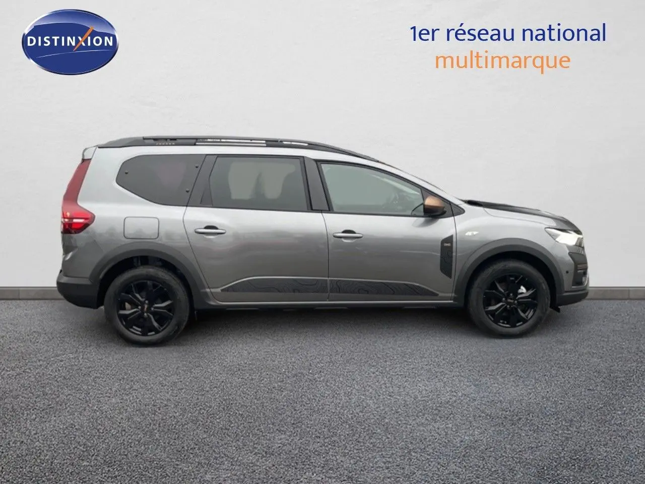 Vue de profil côté droit du Dacia Jogger gris schiste métal avec jantes noires et détails noirs contrastants.