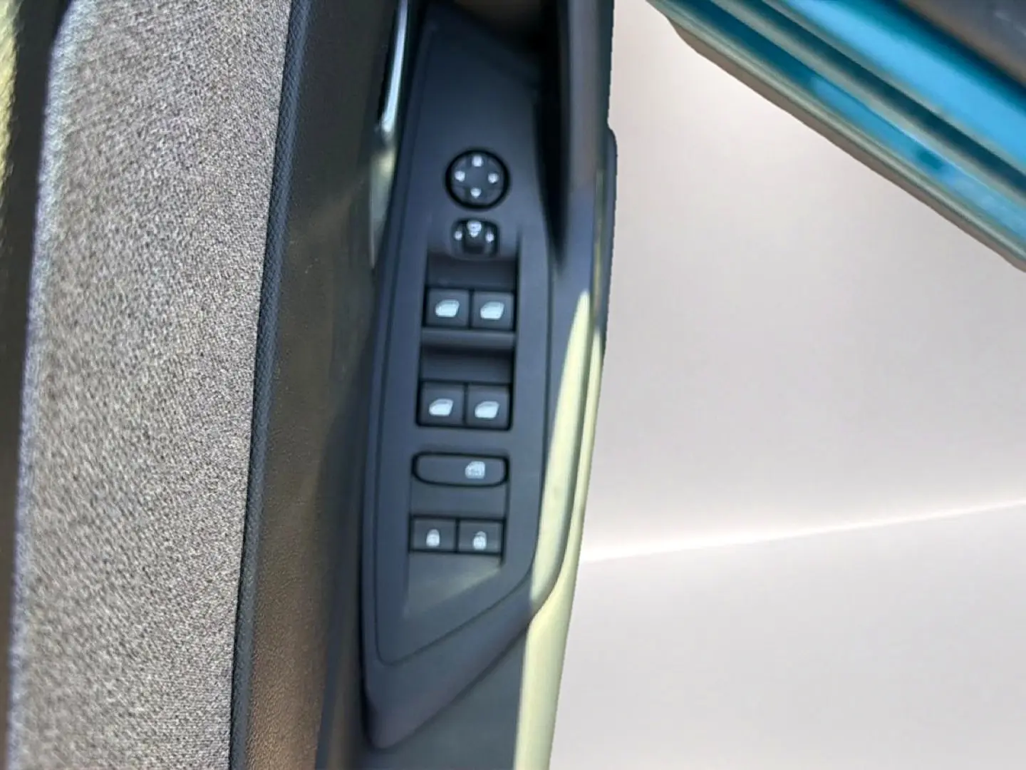 Panneau de commandes des vitres et rétroviseurs côté conducteur de la Peugeot 408 Hybrid 145 allure bleu 2025.
