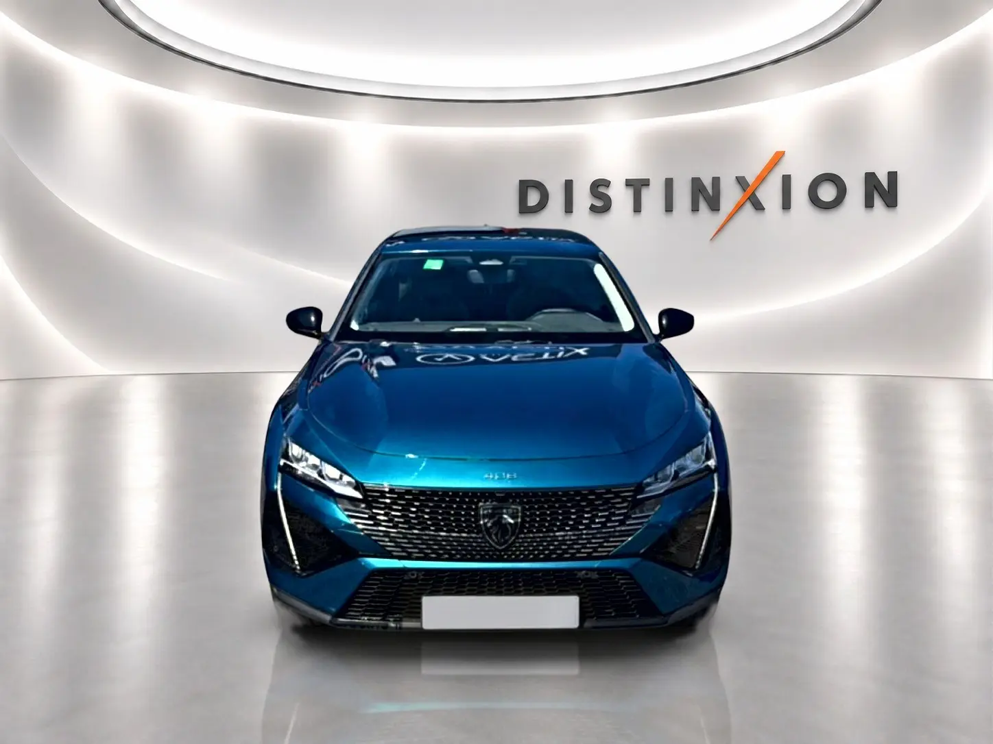 Peugeot 408 Hybrid 145 allure bleu vue de face, avec calandre noire et feux LED distinctifs allumés.