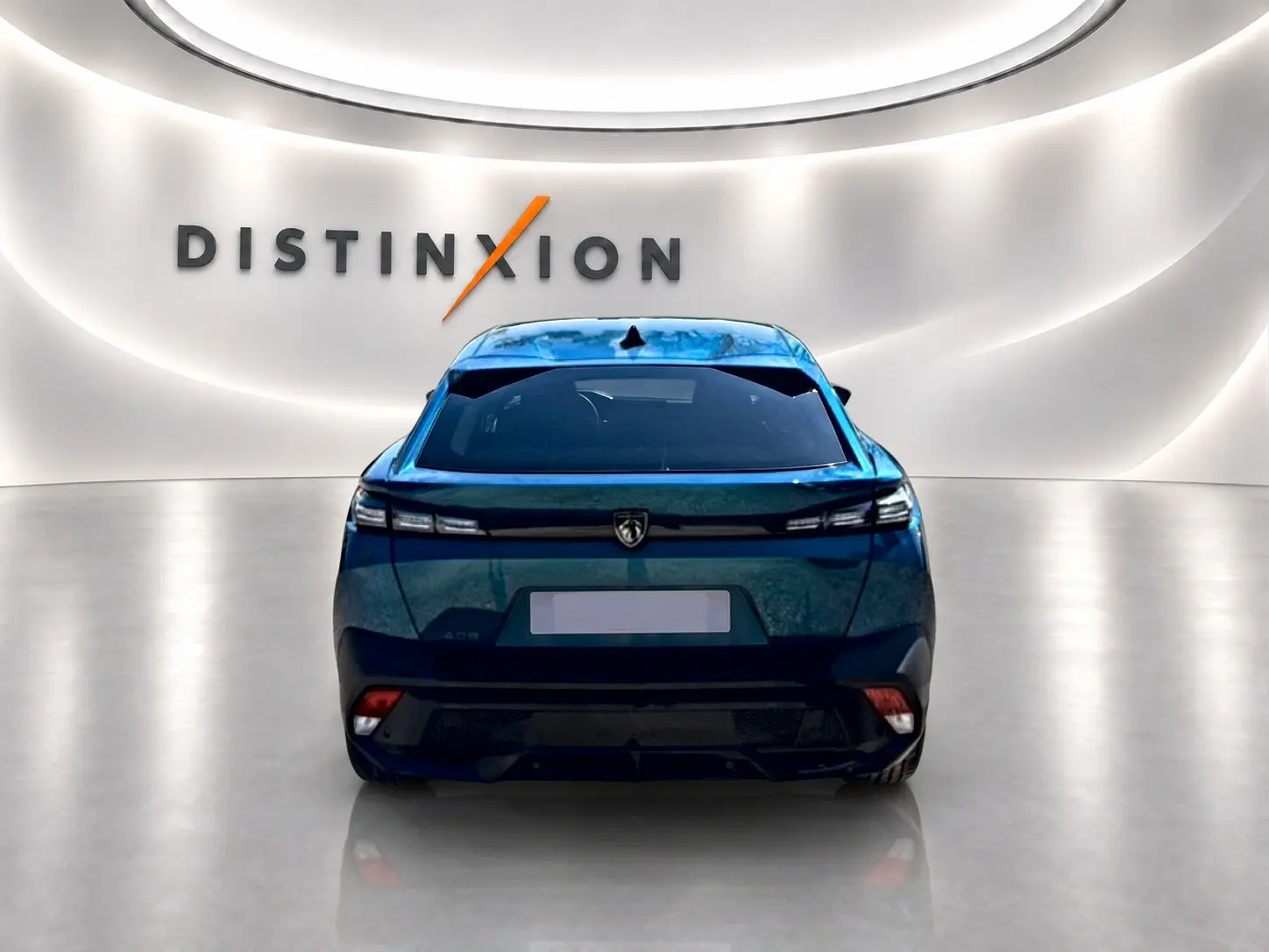 Vue arrière d'une Peugeot 408 Hybrid 145 allure e-dcs6 bleu dans un showroom avec logo Distinxion en arrière-plan.