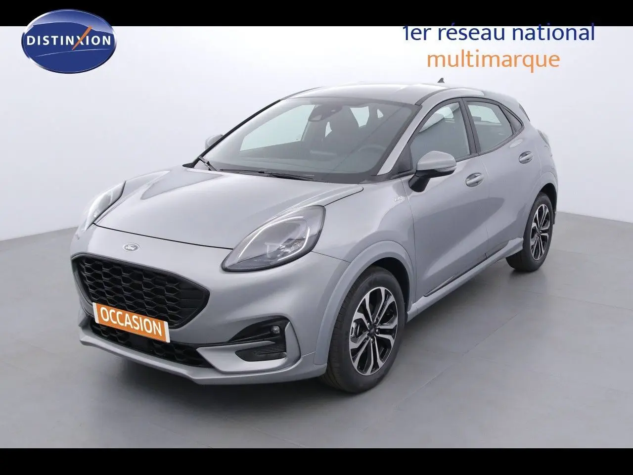 Ford Puma gris Solar Metal vue 3/4 avant droit avec calandre noire et jantes alliage bicolores.