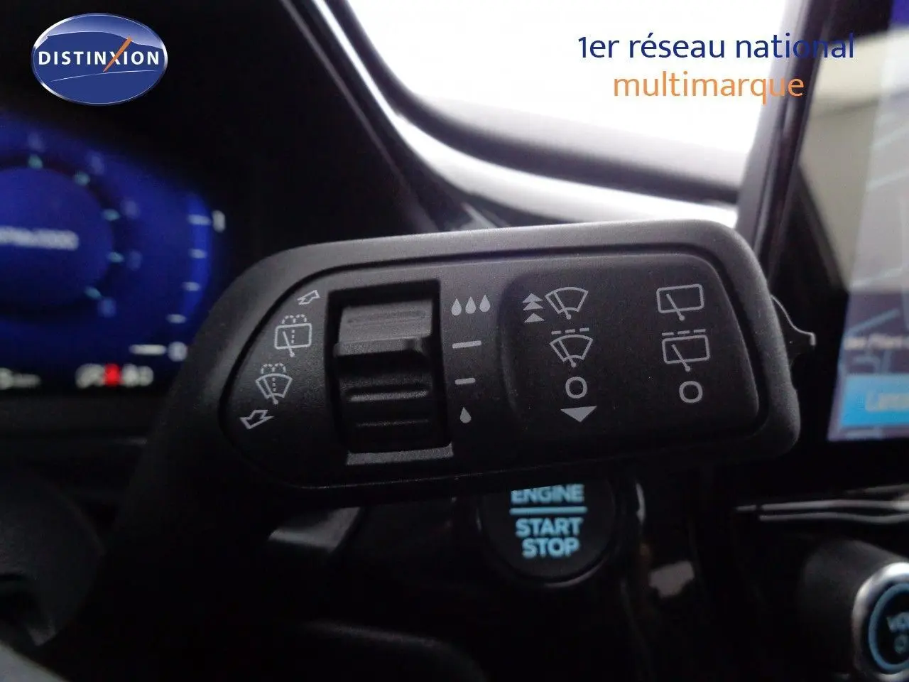 Gros plan sur la commande des essuie-glaces dans l'habitacle du Ford Puma gris Solar Metal 2022.