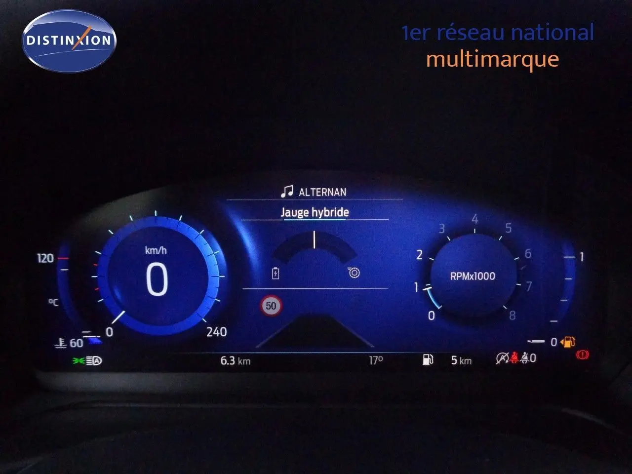 Gros plan sur le tableau de bord numérique bleu du Ford Puma 2022 affichant la jauge hybride et le compteur à zéro.