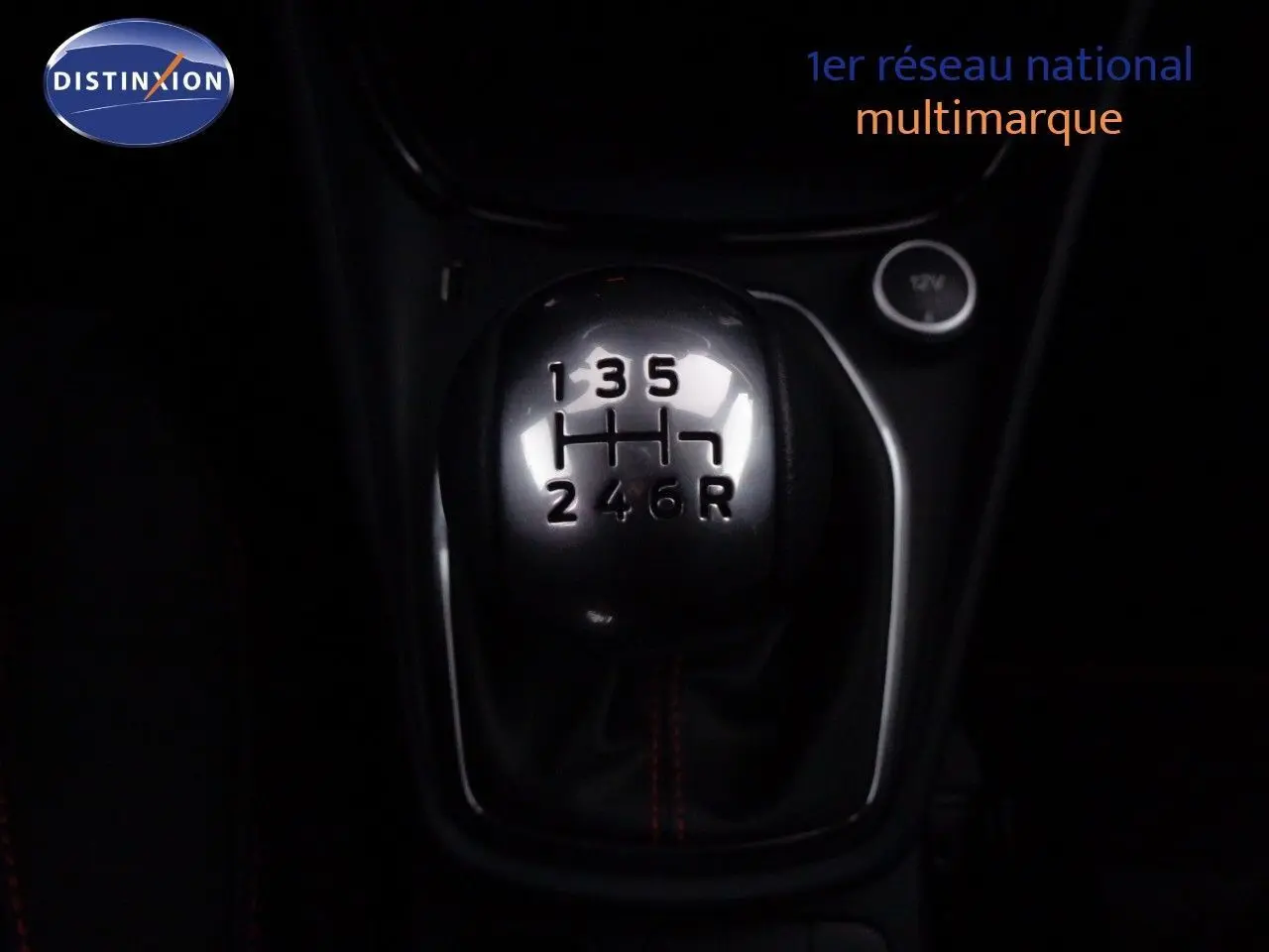 Le levier de vitesses manuel 6 rapports du Ford Puma 1.0 EcoBoost gris Solar Metal, en gros plan intérieur.