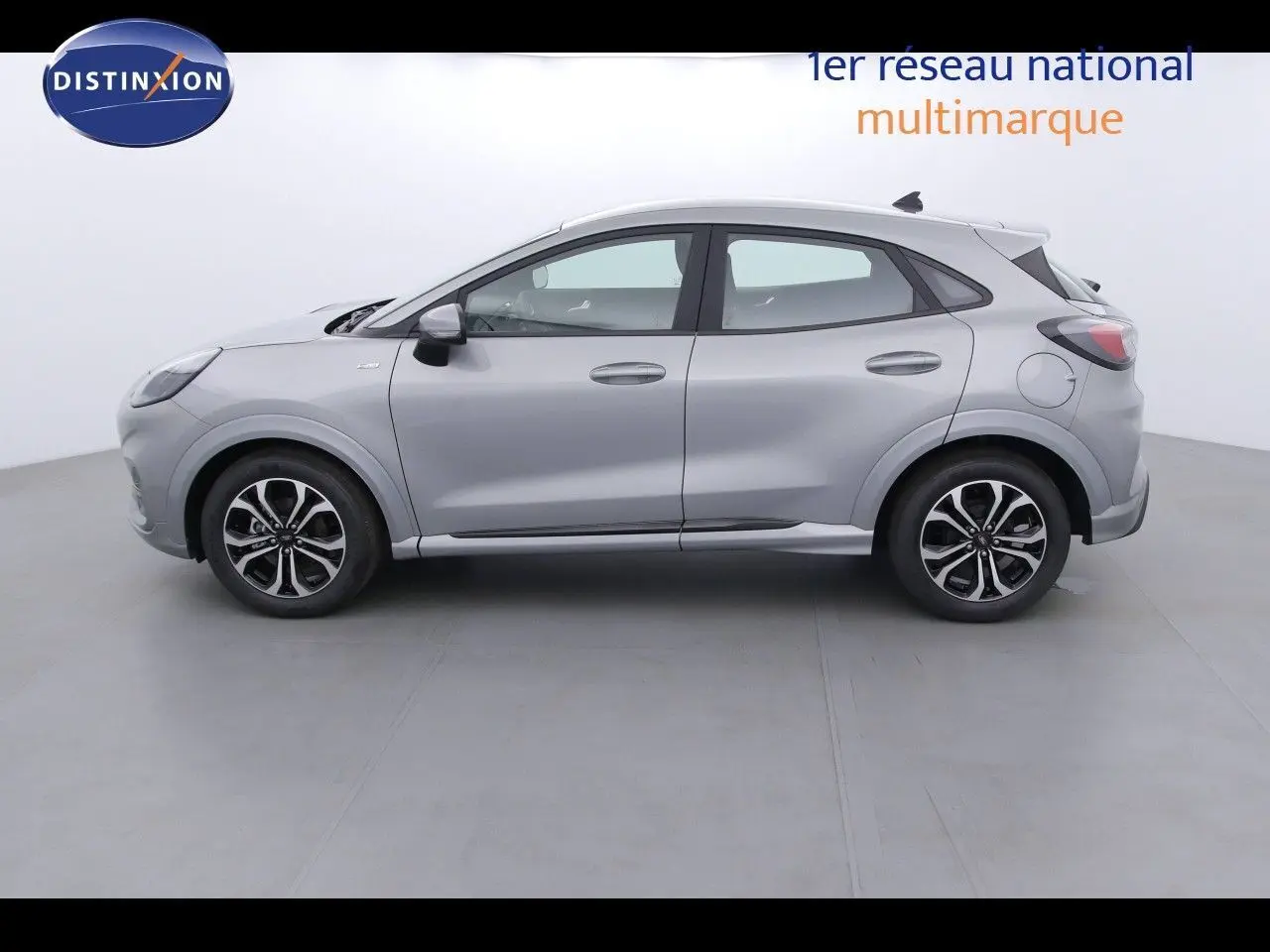 Profil côté gauche du Ford Puma gris Solar Metal 2022, version 1.0 EcoBoost hybride avec jantes alliage noires et argentées.