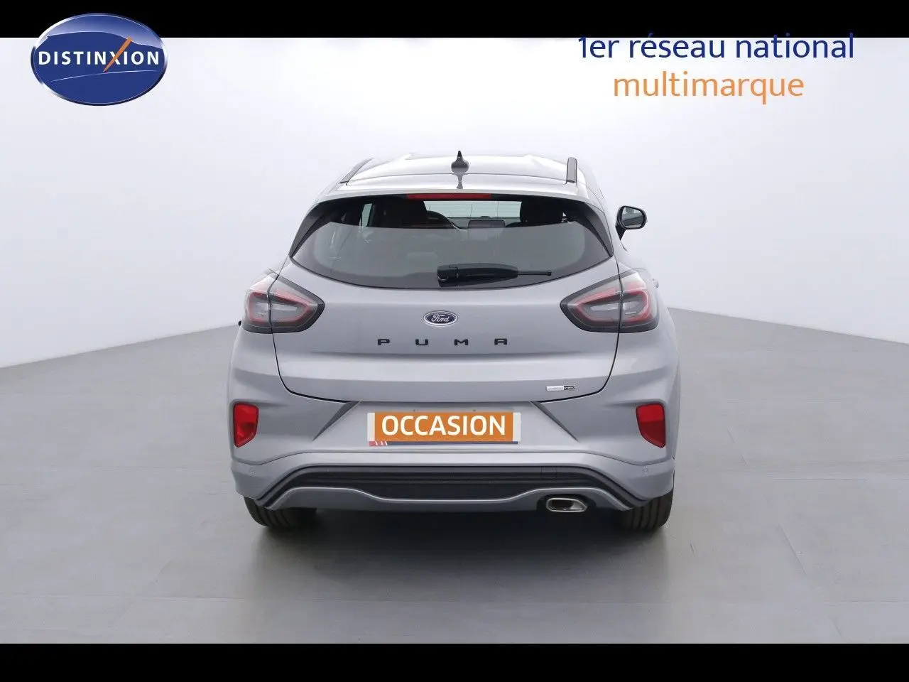 Vue arrière d'une Ford Puma gris solar metal 2022 avec feux LED et sortie d'échappement visible côté droit.