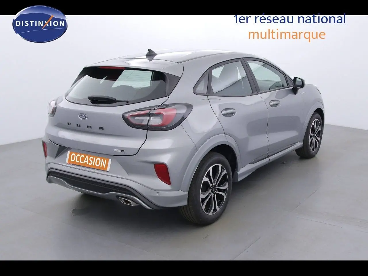 Vue 3/4 arrière droite d'une Ford Puma gris solar metal avec feux arrière LED et jantes alliage noires et argentées.