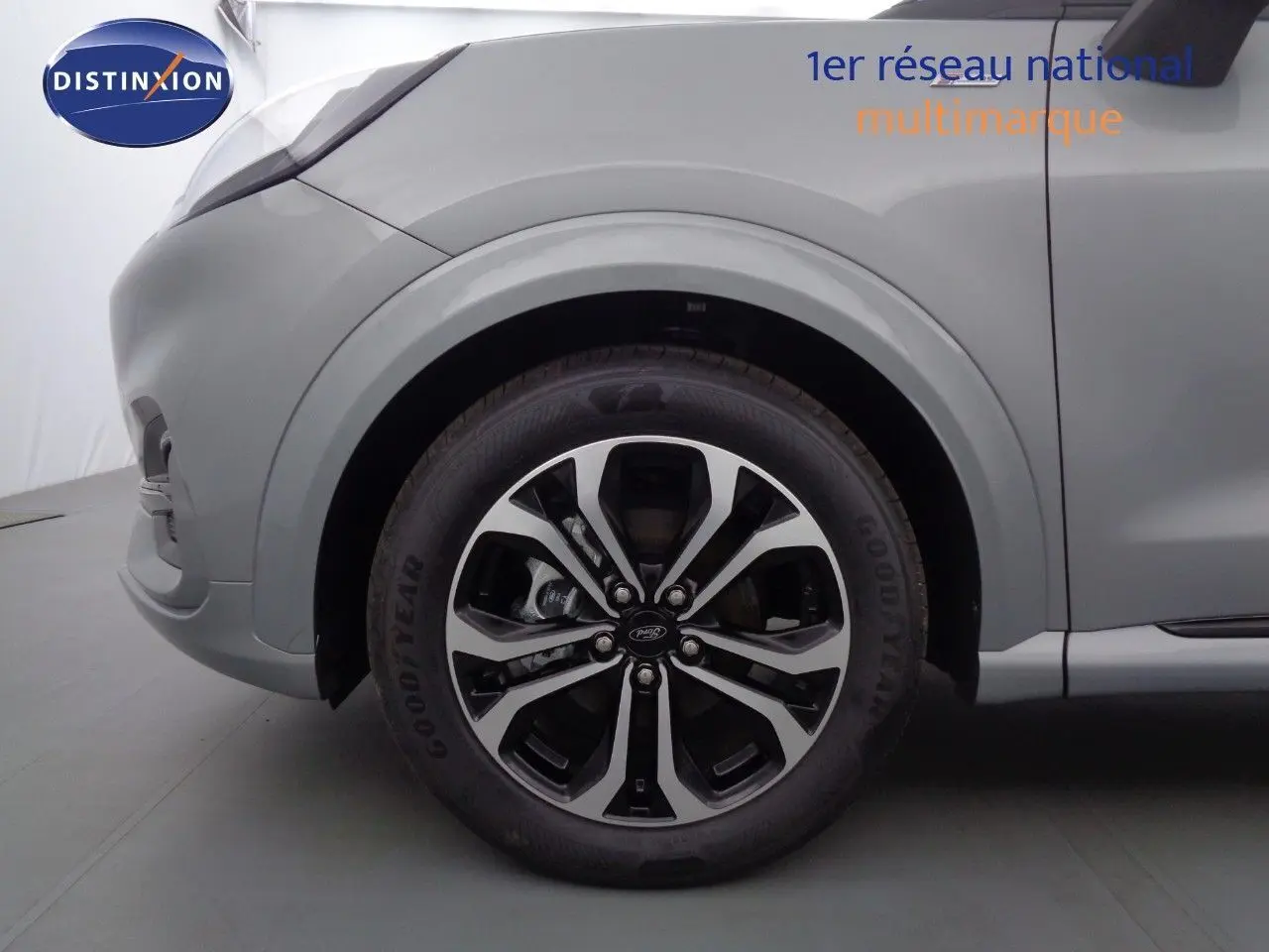 Gros plan sur la roue avant gauche du Ford Puma gris Solar Metal, mettant en valeur la jante alliage et le pneu Goodyear.