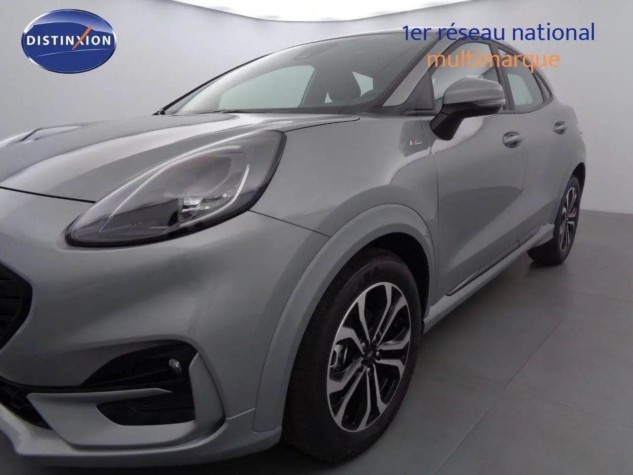 Vue 3/4 avant droit d'un Ford Puma gris Solar Metal avec jantes alliage et phares LED distinctifs.