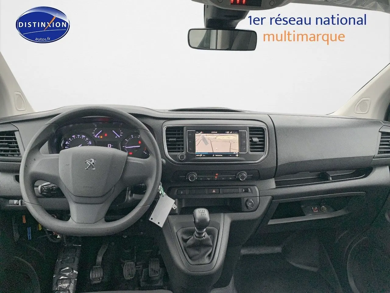 Intérieur du Peugeot Expert Long 2023 en blanc, vue frontale du tableau de bord avec navigation et boîte manuelle.