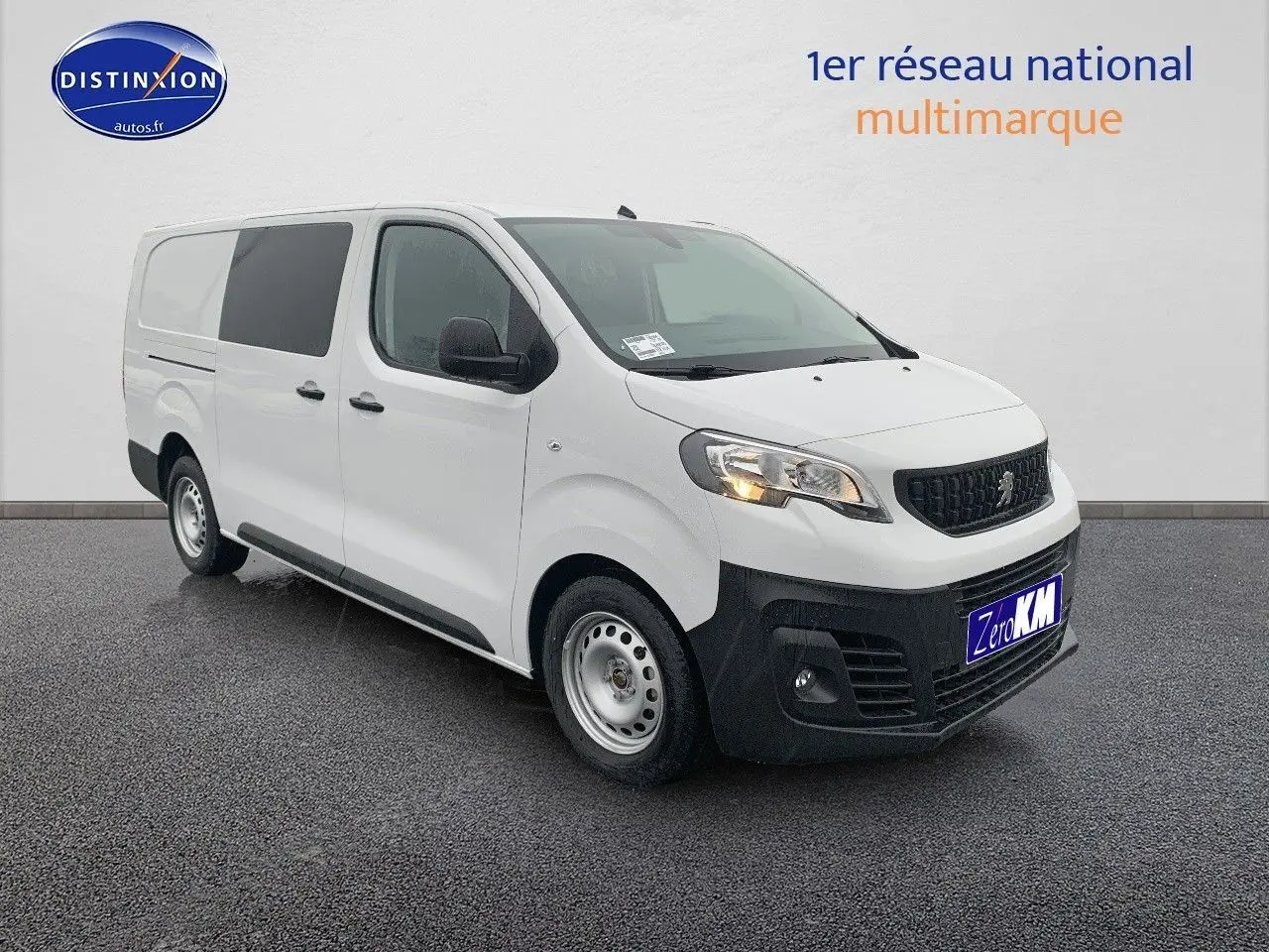 Peugeot Expert blanc en 3/4 avant droit, avec calandre noire et jantes acier simples sur sol gris.