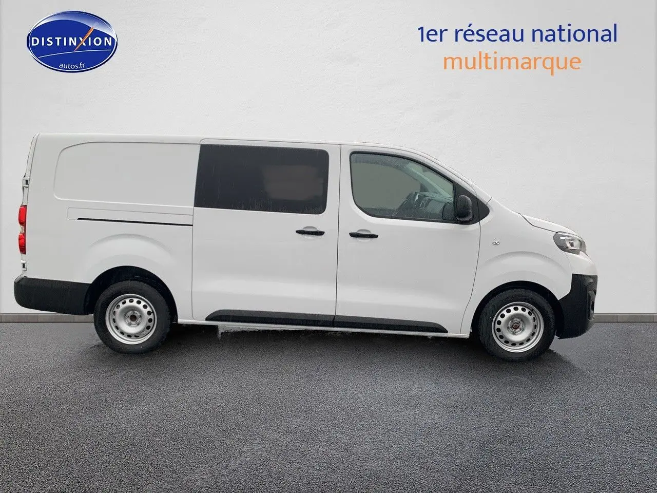 Profil droit d'un Peugeot Expert cabine approfondie blanc 2023 avec vitres teintées et jantes acier simples.