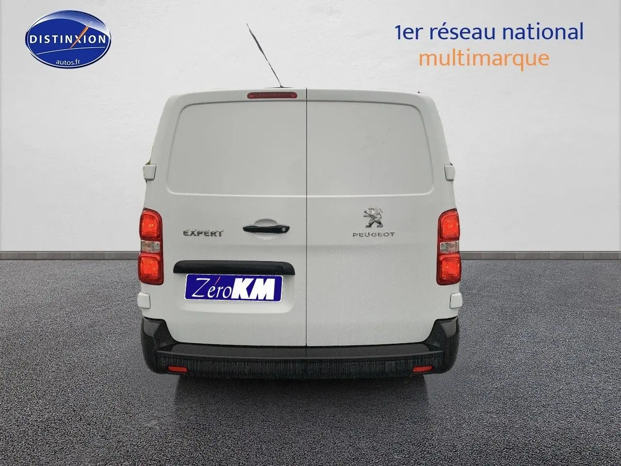 Vue arrière d'un utilitaire blanc Peugeot Expert Long 2023 avec portes battantes et feux rouges verticaux.