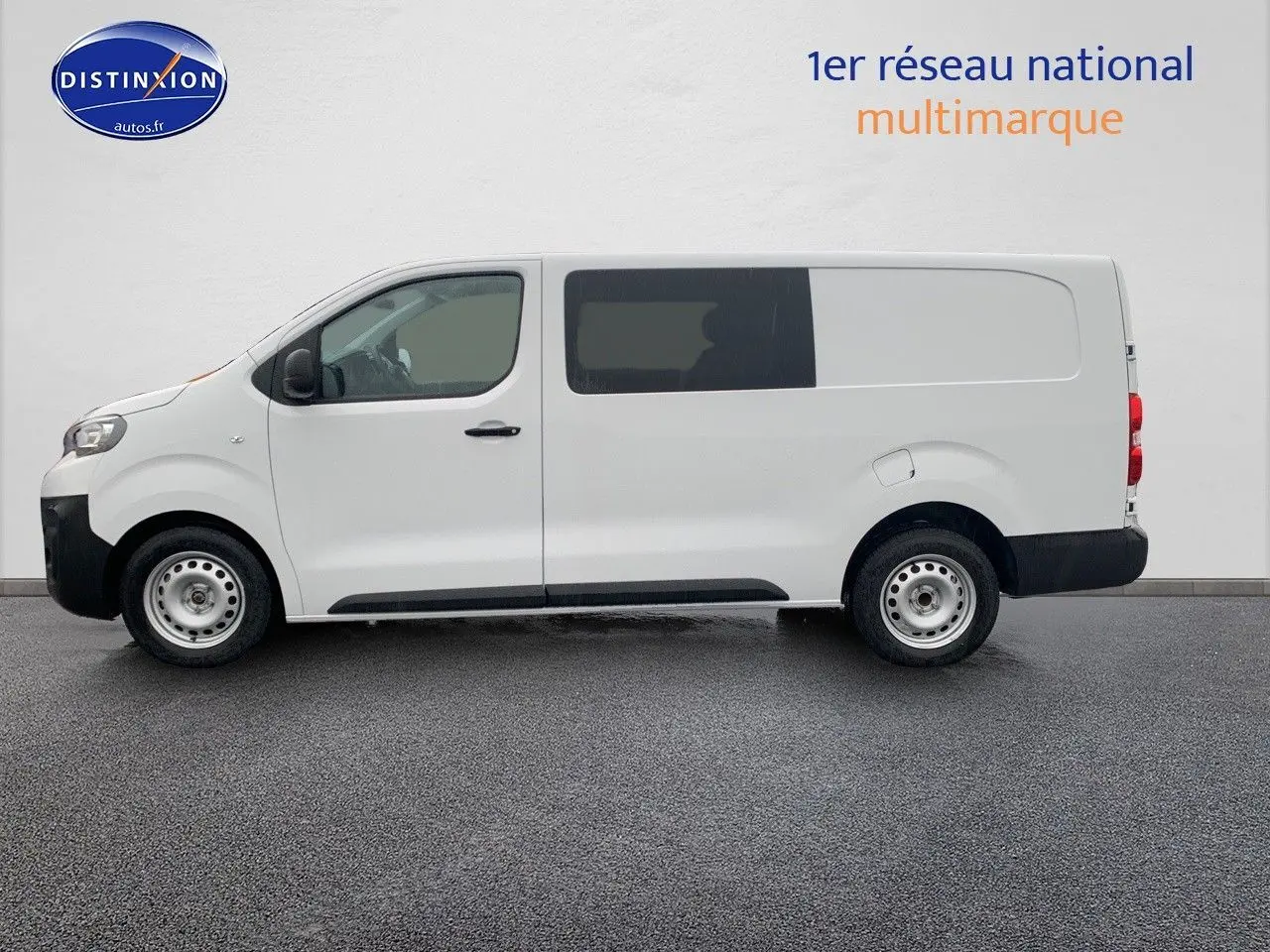 Profil côté gauche d'un Peugeot Expert Long blanc 2023, utilitaire avec vitres teintées à l'avant et arrière fermé.