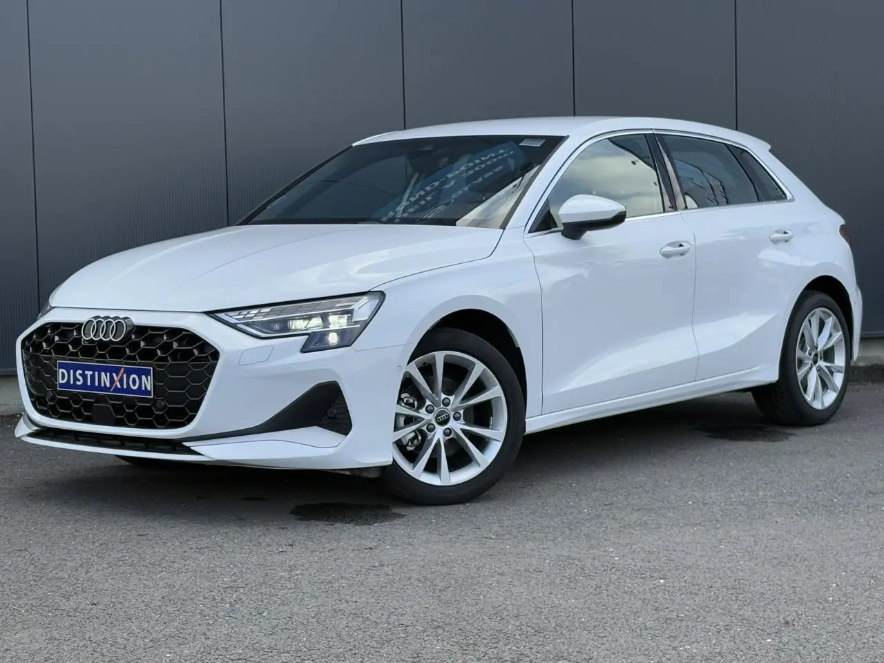 Audi A3 Sportback blanc Arkona vue 3/4 avant droit avec calandre noire et jantes alliage 17 pouces