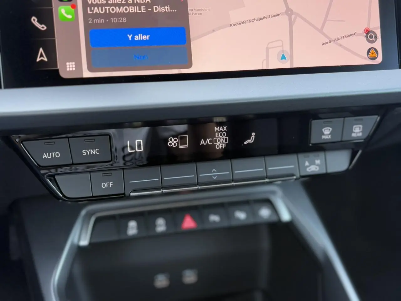 Panneau de commande climatisation et écran tactile du tableau de bord de l'Audi A3 Sportback 2024 blanc Arkona