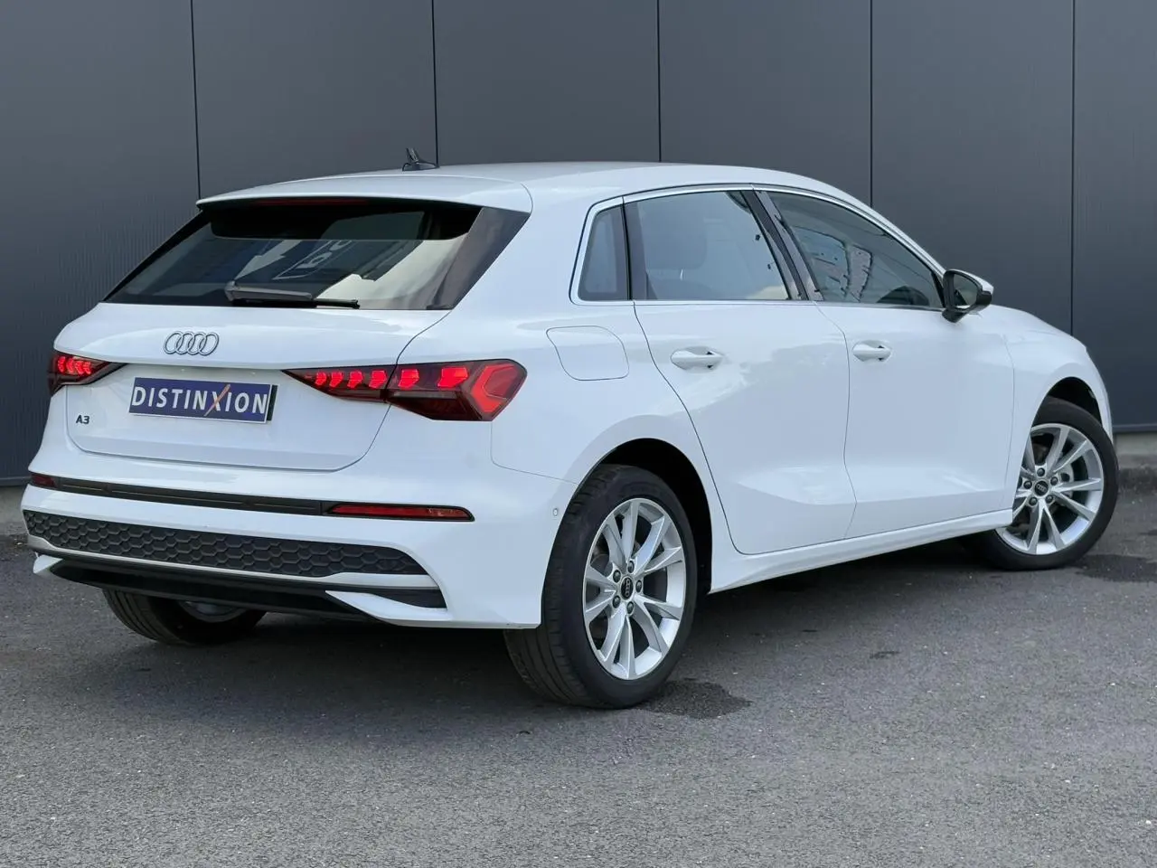 Audi A3 Sportback blanc Arkona vue 3/4 arrière droit avec feux arrière LED et jantes alliage 17 pouces