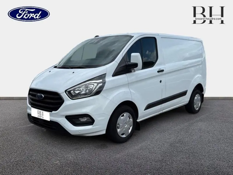 Ford Transit Custom Fourgon blanc Glacier vu en 3/4 avant droit, avec calandre noire et jantes acier.