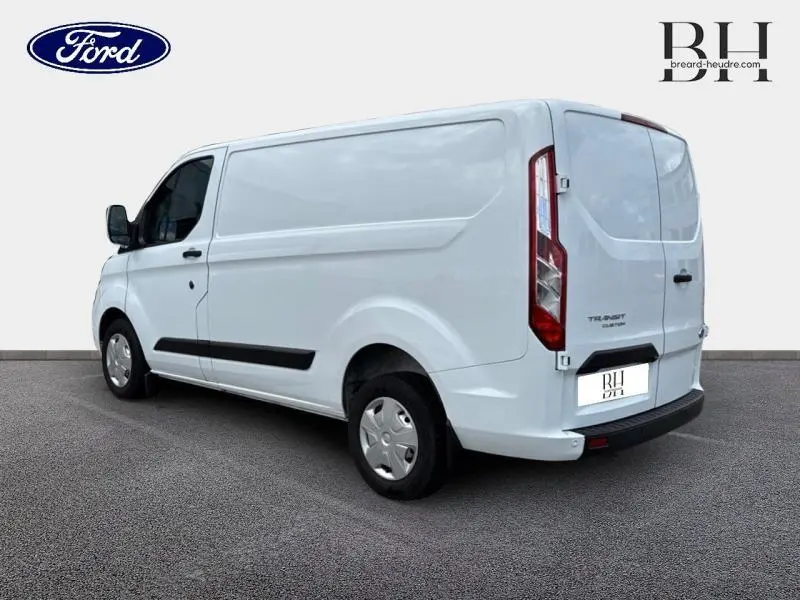 Ford Transit Custom blanc glacier vu en 3/4 arrière droit, fourgon avec portes battantes et porte latérale droite.