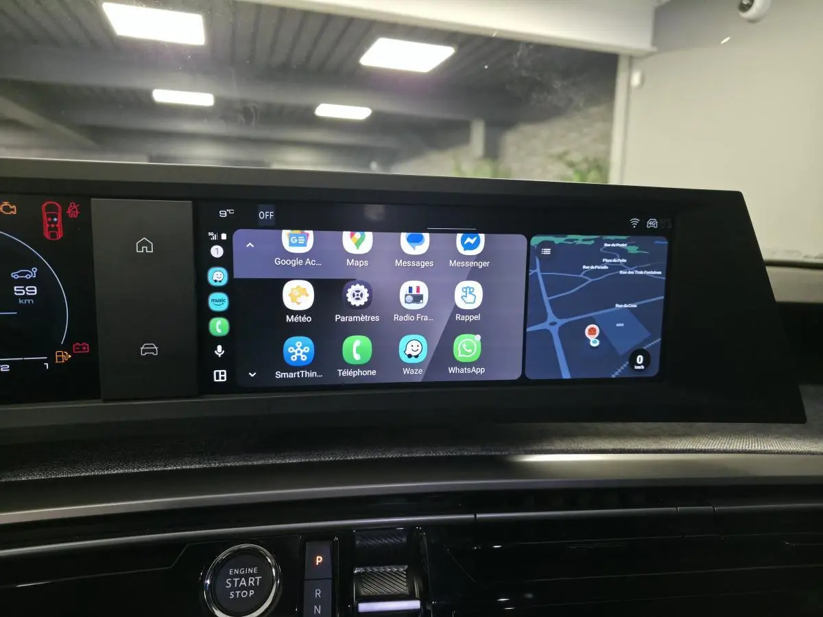 Vue intérieure du tableau de bord du Peugeot 3008 gris 2025 avec écran tactile panoramique affichant applications et navigation.