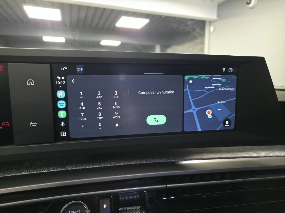 Écran tactile central du tableau de bord du Peugeot 3008 gris, affichant un clavier téléphonique et une carte GPS.