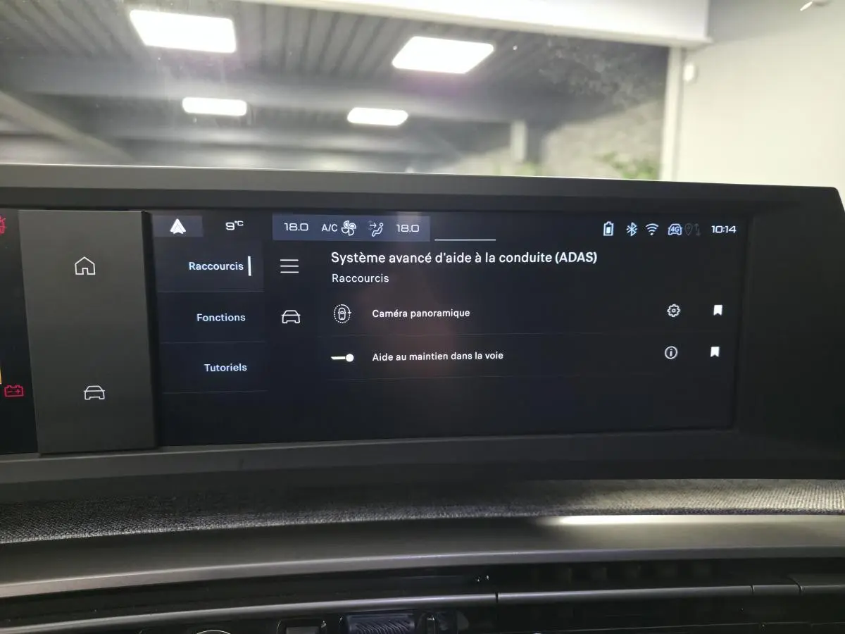 Écran tactile du système d'aide à la conduite du Peugeot 3008 1.2i Hybrid, affichant les options ADAS.