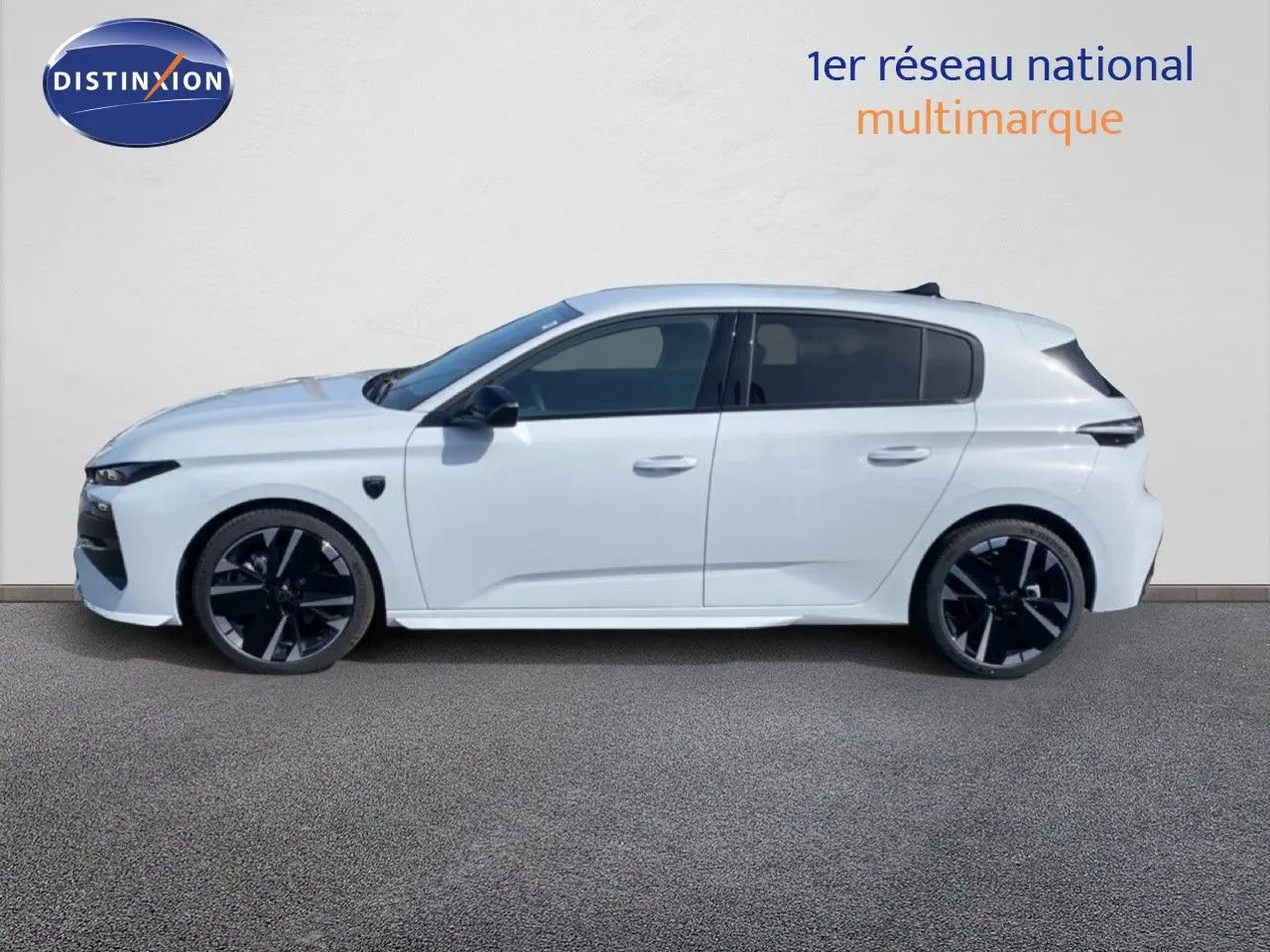 Profil droit d'une Peugeot 308 Hybrid 145ch GT blanche Okenite Metal avec jantes noires et toit panoramique.