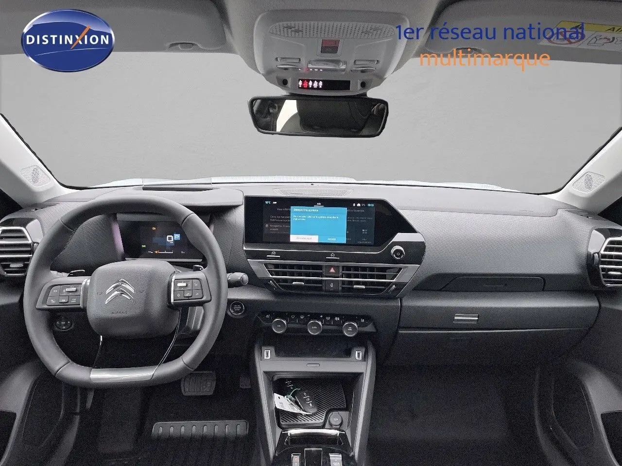 Tableau de bord moderne de la Citroën C4 2024 avec écran tactile central et volant multifonction noir.