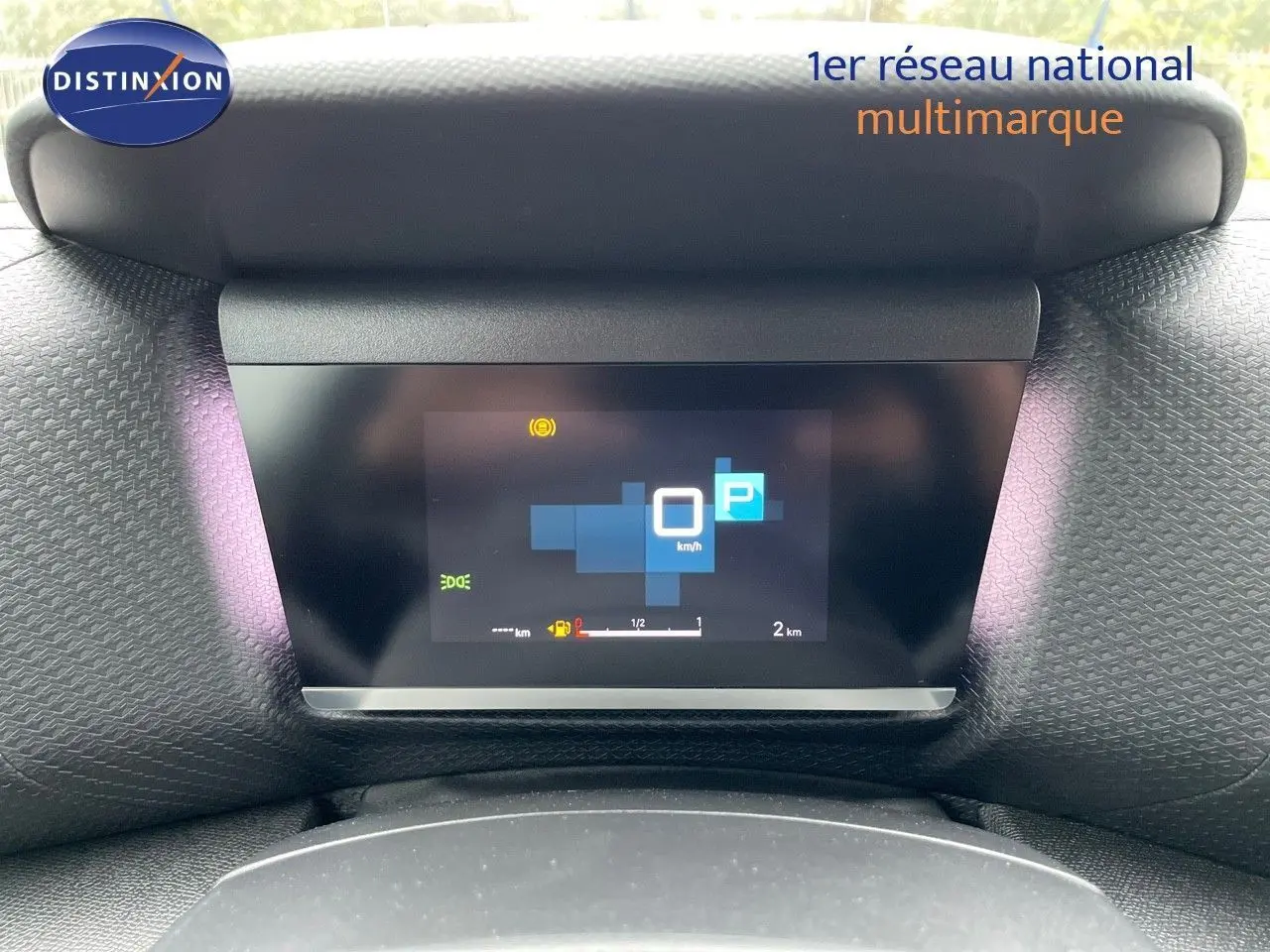 Tableau de bord numérique allumé d'une Citroën C4 blanche métal 2024, affichant la vitesse à 0 km/h en mode parking.