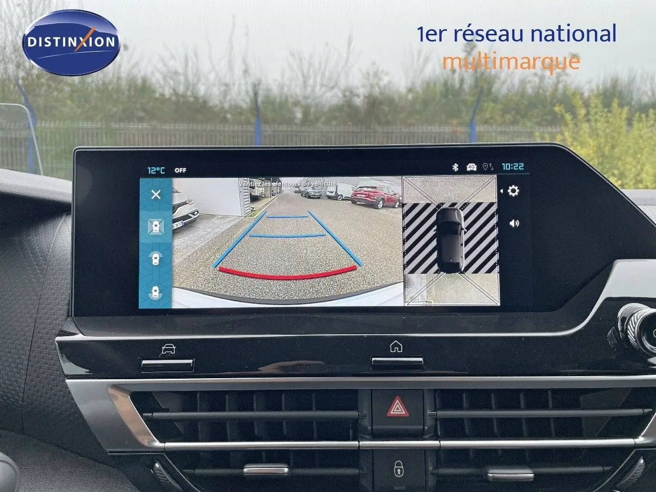 Écran central de la Citroën C4 2024 montrant la caméra de recul avec vue arrière et vue 360° du véhicule blanc métal.