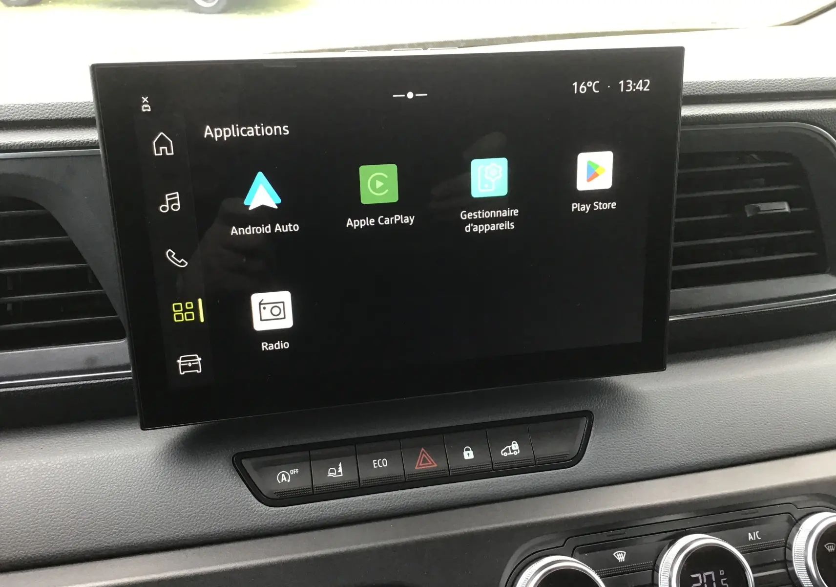 Écran tactile central du tableau de bord du Renault Master 2025, affichant les applications Android Auto et Apple CarPlay.