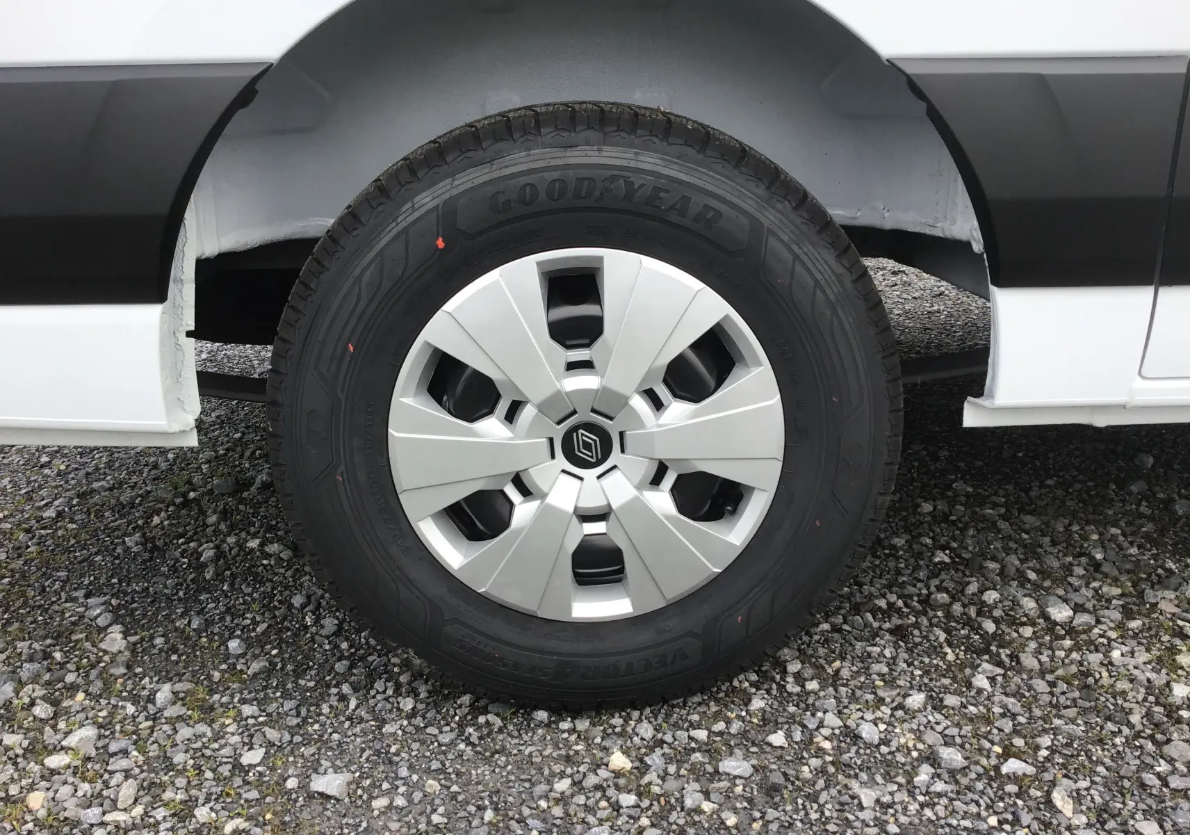 Gros plan sur la roue avant droite du Renault Master blanc 2025 avec jante argentée et pneu Goodyear tous temps.