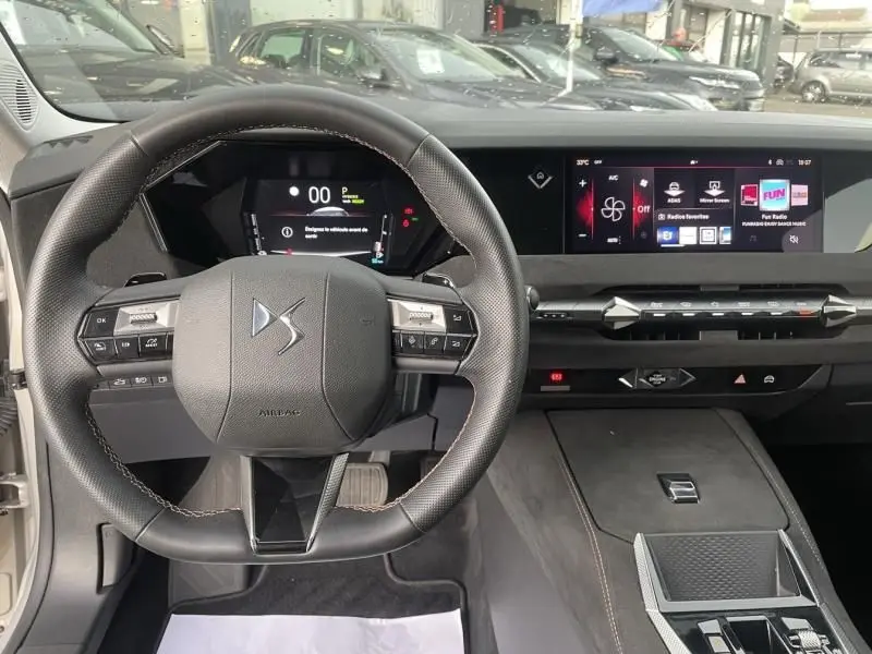 Intérieur du DS4 Hybride E-Tense 2023 montrant le volant cuir et le tableau de bord numérique avec écran tactile large.